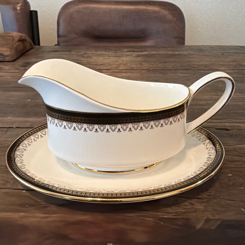Clarence by ROYAL ALBERT Gravy Boat & Underplate